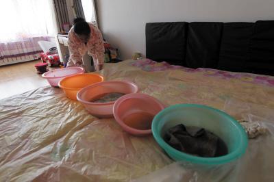 临沧楼上漏水，住户失联，小区没物管，业主维权难！律师来支招……